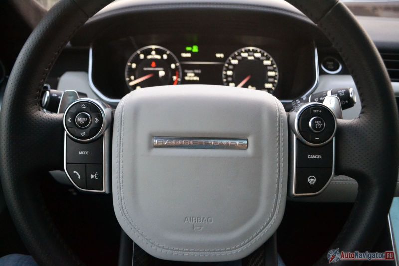 Руль от упора до упора делает меньше трех оборотов (2,78, если быть точным) – на бездорожье это не очень хорошо, но на парковке и шоссе – просто замечательно