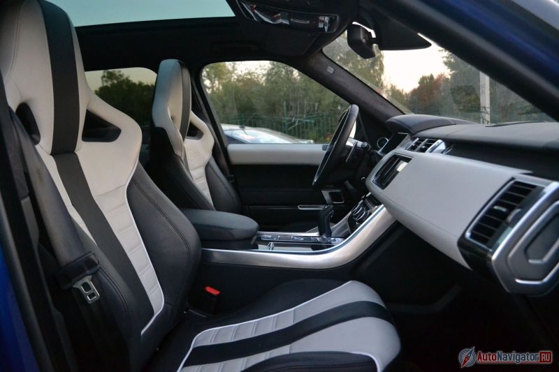 Вместо обычных сидений в SVR установлены полуспортивные «ковши». У них по-прежнему куча регулировок (16), они превосходно удерживают тело любой комплекции, но при этом из них легко выходить