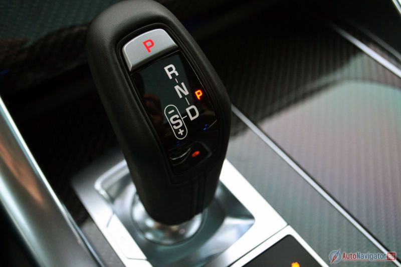 На всех «Спортах», в отличие от остальных «Лэндов» и «Рэнджев» стоит джойстик, а не шайба. Трансмиссия, если это имеет какое-то значение, восьмиступенчатая