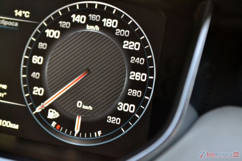 Спидометр размечен до 320 км/ч – бред, конечно. По паспорту максималка составляет 260 км/ч. Хотя, говорят, он запросто едет и 280 – вот только проверить это негде
