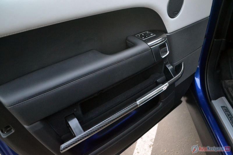 Потайной бокс в подлокотнике двери не особо вместителен, но весьма полезен для всякой мелочевки