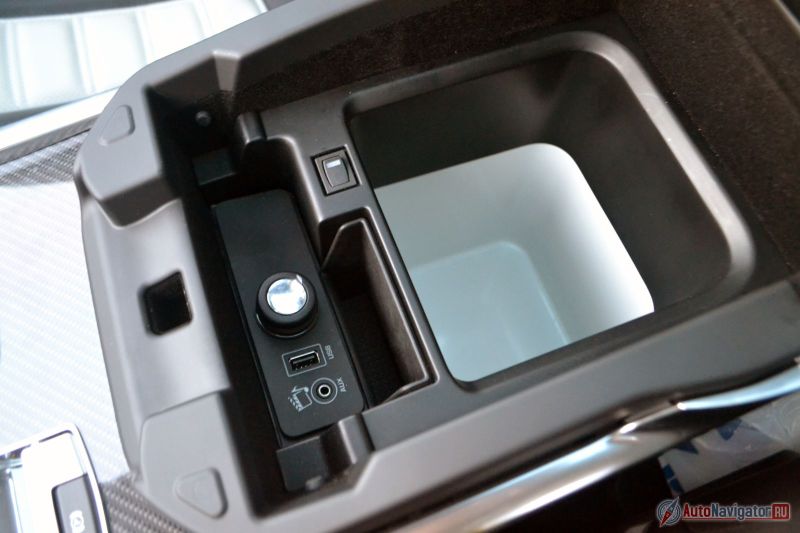 Холодильник между передними сиденьями – вещь крайне полезная. Кстати, его можно и отключить, если морозить ничего не надо