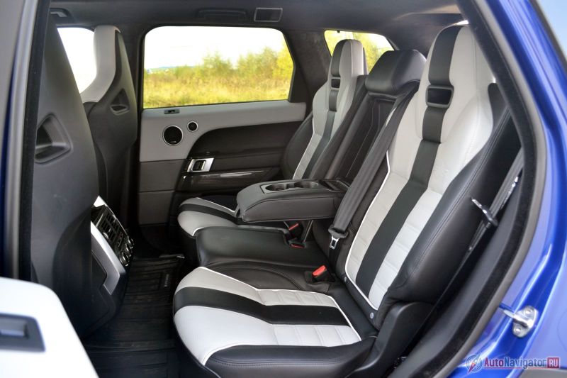 Втроем сидеть можно, но лучше все же вдвоем. Кстати, задние «ковши» почти такие же удобные, как передние, только что без регулировок