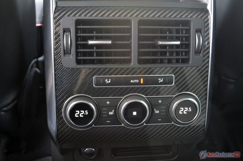 У задних пассажирам свой раздельный климат и подогрев