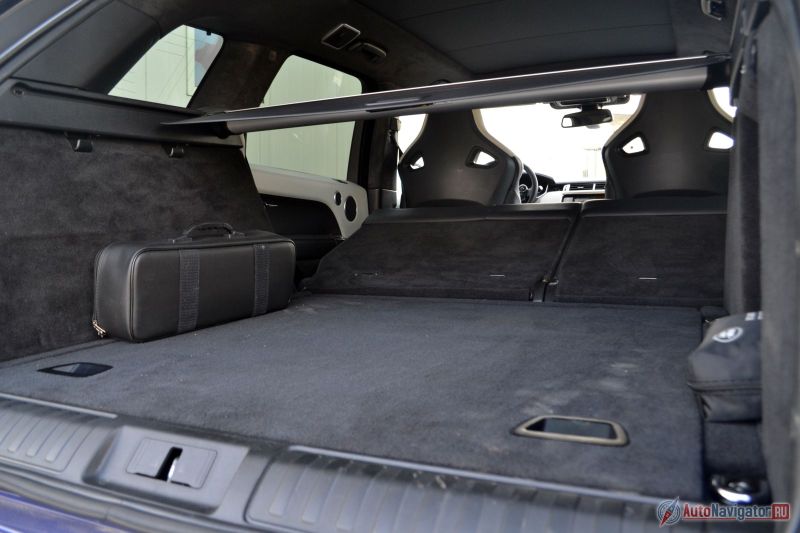 Из-за того, что задние сиденья ковшеобразные, ровного пола не получается, но сложить спинки все-таки можно