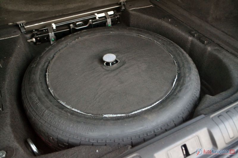 Под полом багажника пусть и не полноценная запаска, но хотя бы не докатка