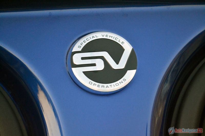 Косяк из косяков. На левой средней стойке логотип SVO наклеен сикось-накось. Ну ладно, сделаем вид, что не заметили этого, ведь не серийный же брак, правда?