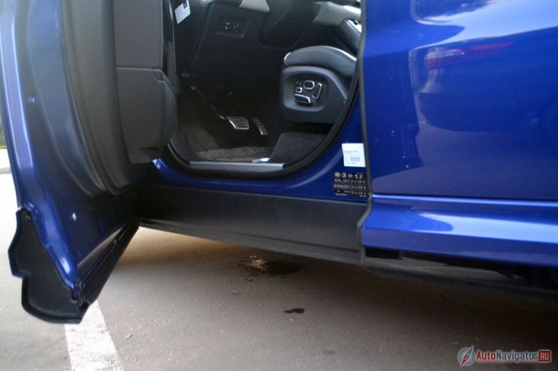 За что я люблю Range Rover, так это за высокие двери. Благодаря большому у клиренсу, двери у них до самого днища и пороги при любой погоде и в любой луже всегда будут чистыми. А чистые пороги - чистые брюки