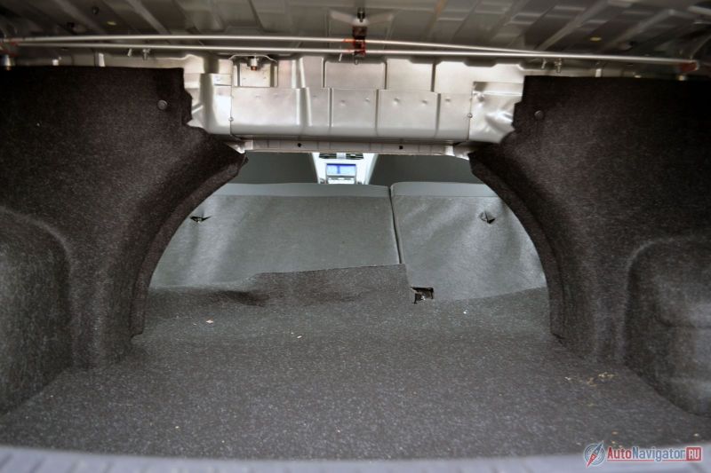 Окно в салон из багажника уж слишком маленькое