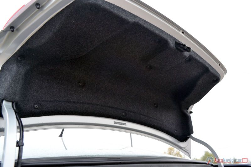 Крышка багажника обшита материалом, но ручки или выемки для закрывания там нет – печально. Это ведь так дешево – всего лишь другой штамп нужен