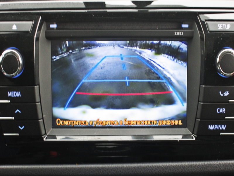 Большой мультимедийный дисплей - прерогатива наиболее дорогих версий