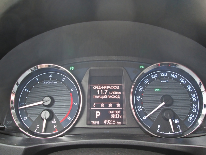 Щиток приборов радует глаз своей красочностью и информативностью