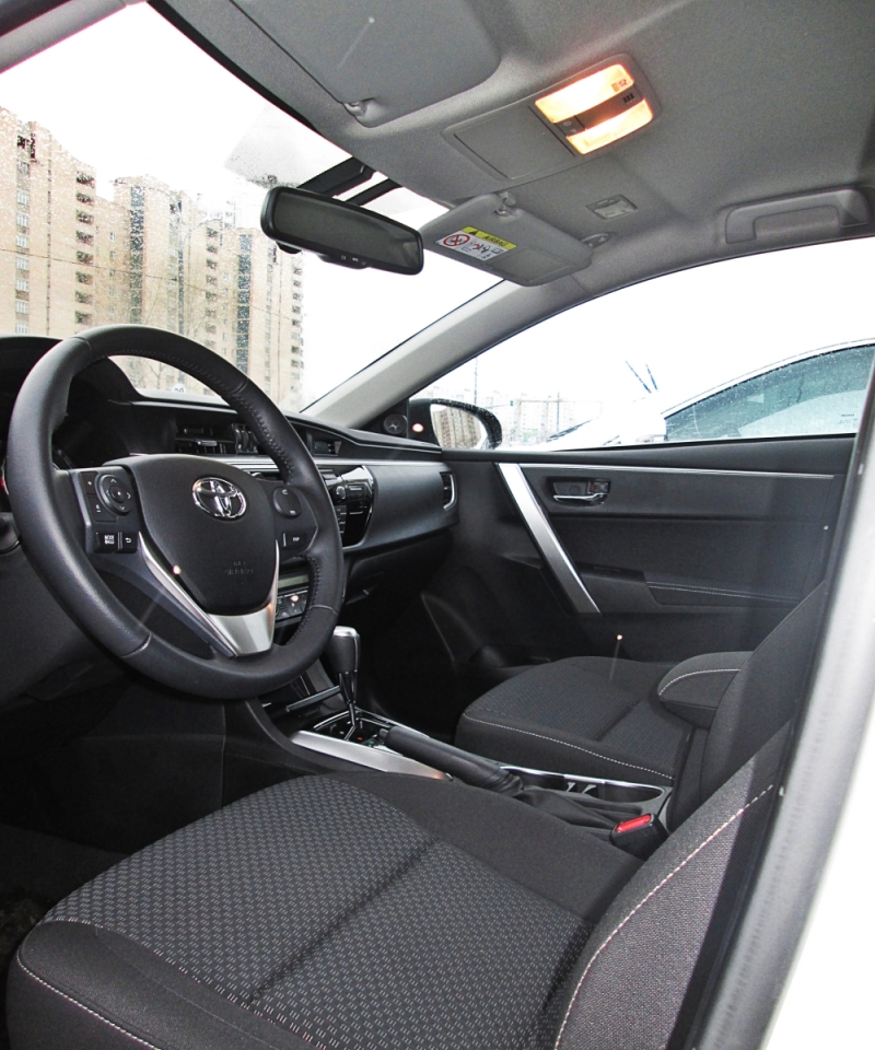 Посадка водителя, в целом, удобна, но для дальней дороги хотелось бы более профилированное кресло