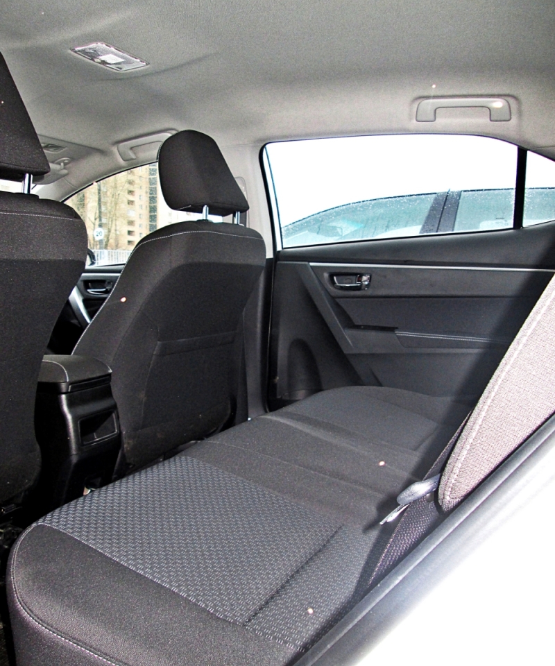 На втором ряду сидений пассажиры порадуются большому количеству свободного пространства и практически ровному полу