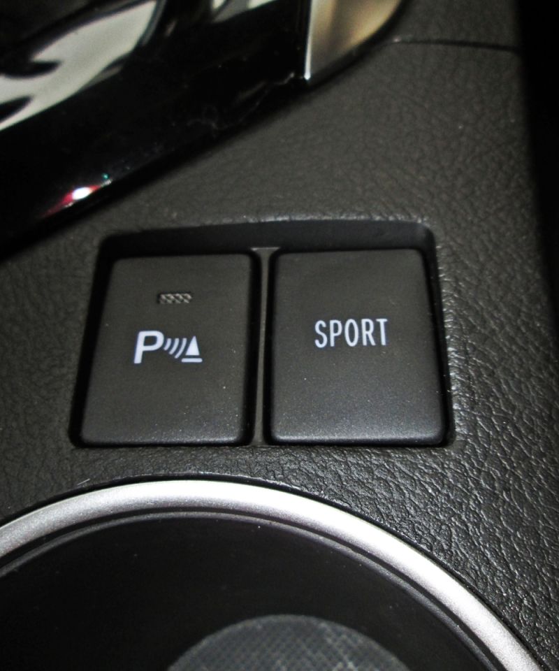 Неподалеку от селектора КПП расположилась кнопка спортивного режима работы трансмиссии