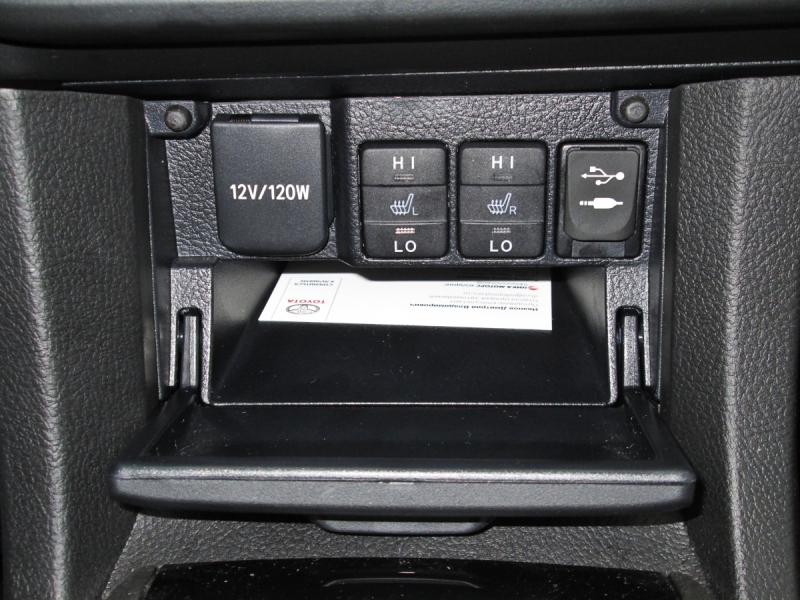 Кнопки обогрева сидений, розетка и USB-разъем расположены в нише на центральной консоли. Под ними есть закрывающийся отсек для разной мелочи