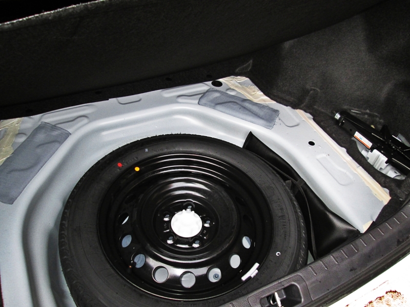 Под фальшполом расположены «докатка» и инструменты первой необходимости