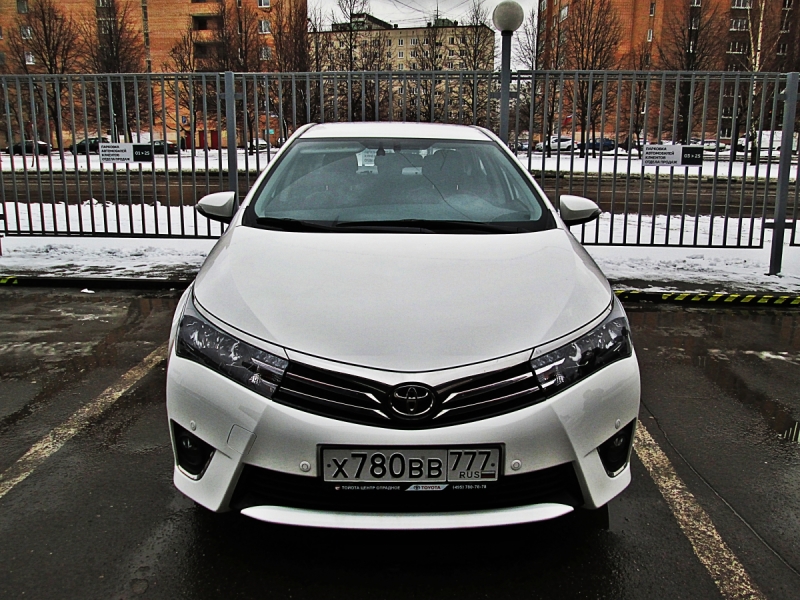 Несмотря на «хищный прищур» передней части, на дороге Corolla располагает лишь к неспешному и размеренному передвижению