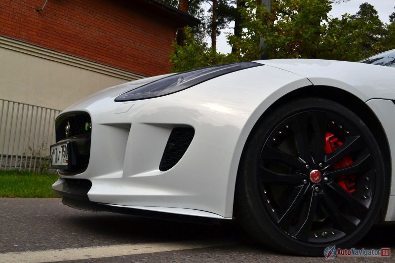 Тормозные суппорты могут быть черными или красными. А опциональная карбон-керамическая тормозная система будет исключительно с желтыми суппортами