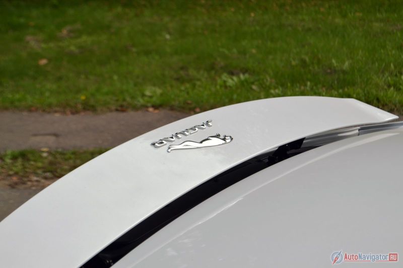 Заднее антикрыло поднимается автоматически на скорости около 100 км/ч и увеличивает прижимную силу сразу на 120 кг. Как только скорость падает до 65 км/ч, спойлер автоматически складывается. Кстати, поднять или опустить его можно и в ручном режиме принудительно