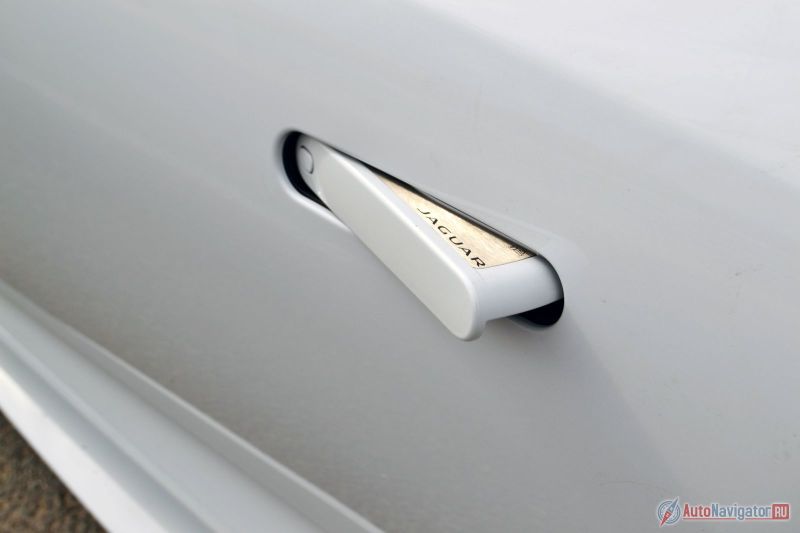 Аттракцион – ручки дверей автоматически убираются во время движения, образуя сплошную ровную поверхность. И для аэродинамики полезно, и вау-вау