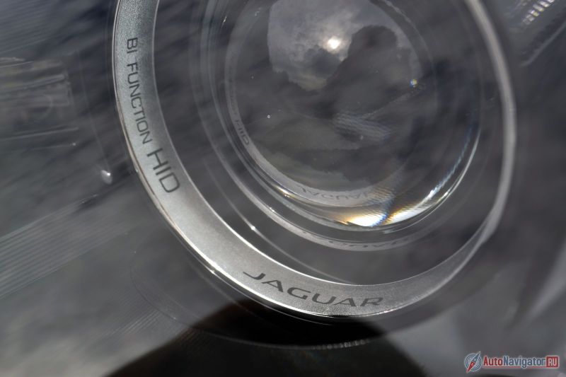 Биксеноновые фары со светодиодными полосками ДХО входят в стандартную комплектацию