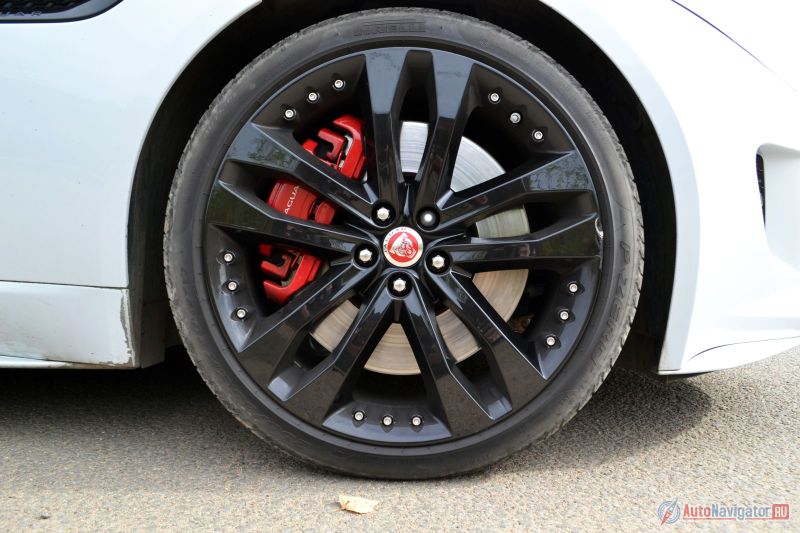 Колесные диски для R-версии предлагаются 20-дюймовые с шинами 225/55. А тормозную систему Jaguar Super Perfomance отличают красные суппорта и диски диаметром 380 мм спереди и 376 сзади