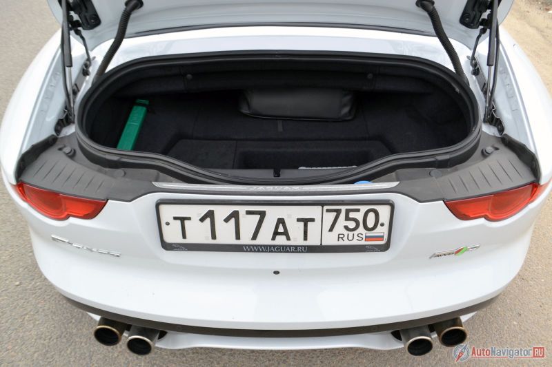 Багажник меньше 200 литров и очень узкий. Большая спортивная сумка туда поместится, но что-нибудь посерьезней очень вряд ли