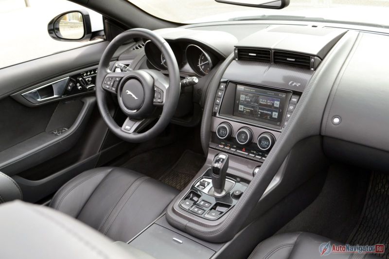 Центральные дефлекторы вентиляции (над центральной консолью) активные, то есть появляются по команде электроники и прячутся, когда не надо, чтобы не портить вид