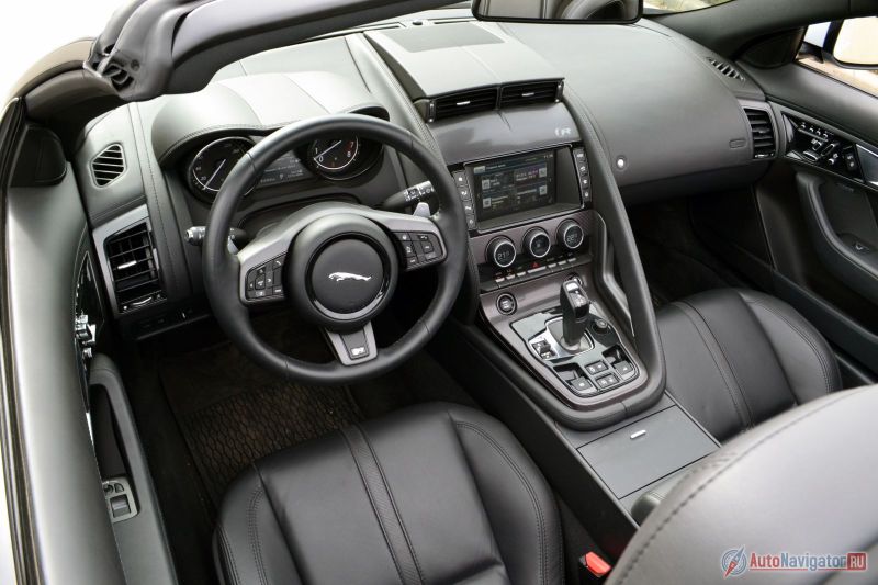 Центральная консоль может быть отделана темным (как тут) или светлым алюминием