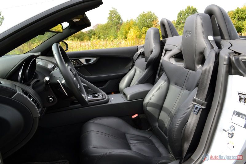 Кресла в F-type установлены на 20 мм ниже, чем в любом другом «Ягуаре». Так что, садясь, ты как бы просто перешагиваешь через порог и плюхаешься на сидушку. Элегантно встать с «полуковша» тоже удается не всегда. Но, надо сказать, бывает намного хуже