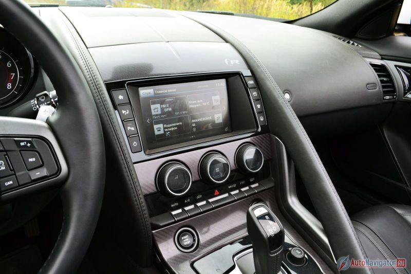 Обновленная система InControl с восьмидюймовым дисплеем, но интерфейсу до конкурентов еще очень далеко. Кстати, на этой фотографии дефлекторы обдува спрятаны. Так лучше, не правда ли?