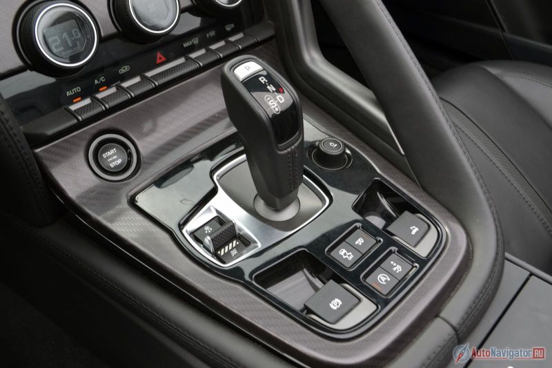 В качестве трансмиссии 8-ступенчатый «автомат» со сближенными передаточными числами, чтобы мотор всегда был в моменте. Слева тумблер: качните вверх, и вы сможете ехать в снег и в дождь, качните в низ, и добро пожаловать в гоночный режим