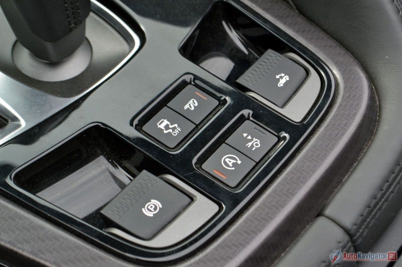 Тут все самые нужные кнопки. Электронный ручник, кнопка опускания и подъема крыши (ее, кстати, нужно держать, нажать и отпустить недостаточно), система «стоп-старт», отключение трэкшн-контроля, управление спойлером сзади и мое самое любое – кнопка «смотрите все сюда», которая делает выхлоп громче и приковывает к тебе взгляды