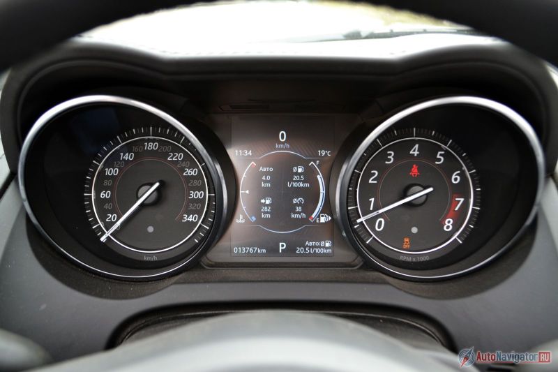 Паспортный расход по городу равен 16,2 л/100 км, в смешанном цикле – 11,3. Понятное дело, что если наслаждаться машиной, то меньше двадцати на сотню ждать не стоит. У меня примерно так и получилось