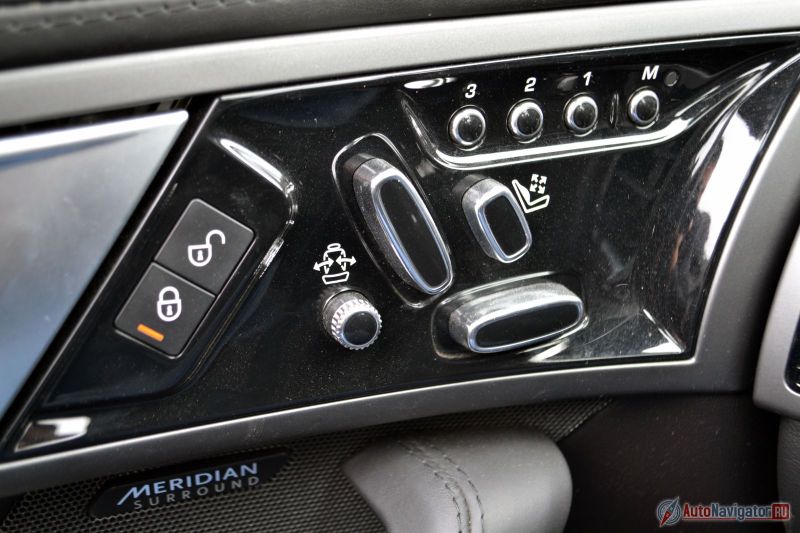 Отрегулировать кресло под тело любой комплекции – не проблема. Но кого сейчас этим удивишь? А вот музыкальная система Meridian Surround Sound с двенадцатью (это в двухместном-то родстере) динамиками, выдающая 770 Вт – это вещь. Впрочем, есть музыка и попроще - 10 динамиков и 380 Вт