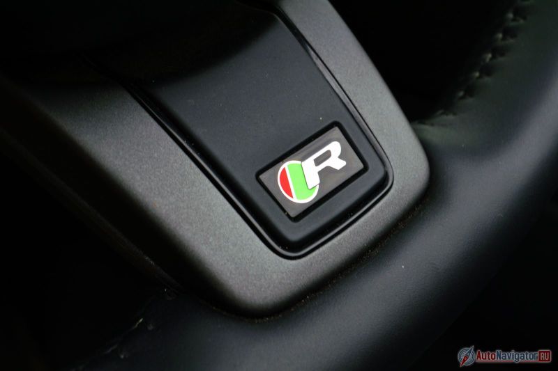 Руль может быть круглым или скошенным снизу