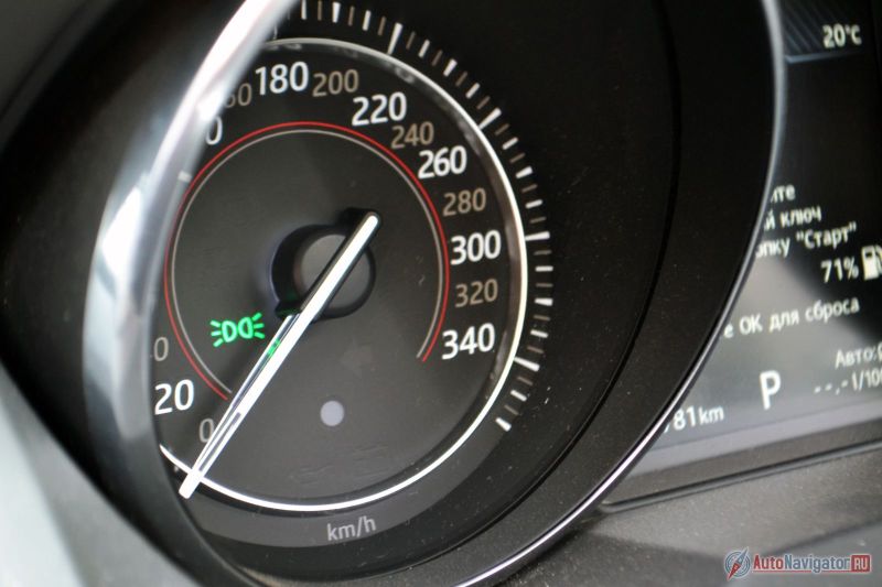 Спидометр размечен до 360 км/ч. На деле максимальная скорость лишь чуть-чуть превышает 300 км/ч