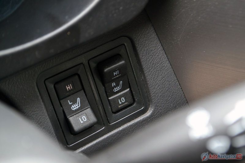 Подогрев сидений двухступенчатый. Правда, кнопки расположены у водителя под рулем, так что пассажиру придется просить водителя подогреть его