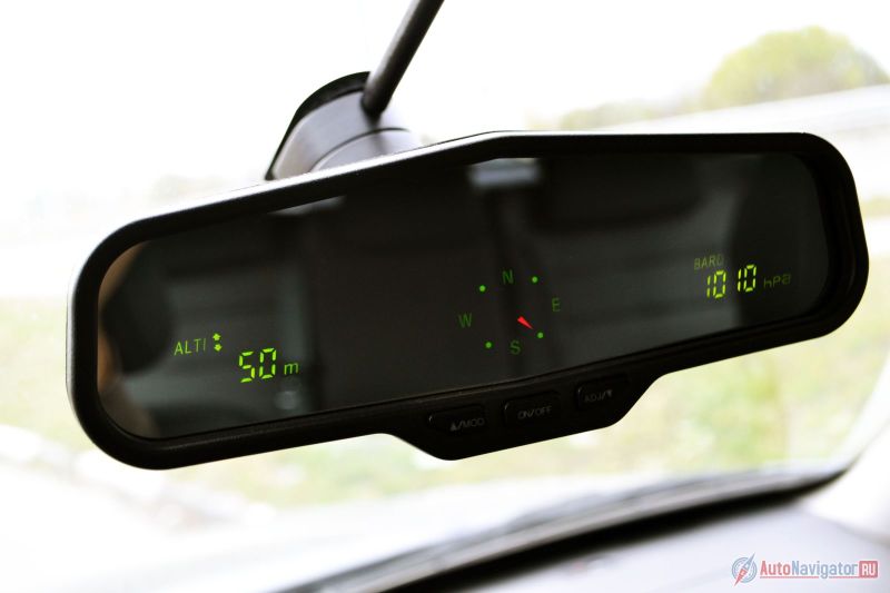 В зеркало встроены три абсолютно бесполезных прибора: альтиметр, барометр и компас. Можно их и отключить, но зачем? Круто же, да и деньги за это заплачены (интересно, насколько такое зеркало дороже обычного). Мало у кого такое встретишь еще