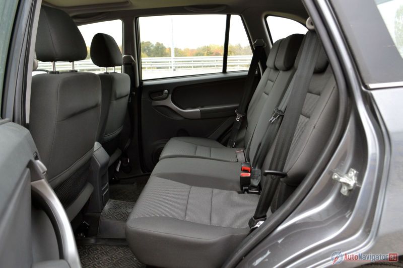 Сзади не тесно, но и королевского простора в ногах нет. Кстати, тканевые сиденья намного приятнее китайской кожи. Ни подлокотника, ни подстаканников у задних пассажиров нет