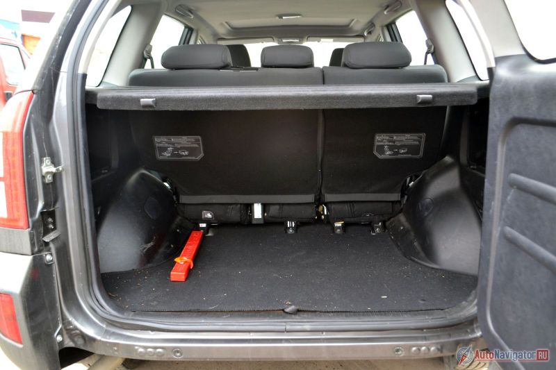 Багажник большой - 520 литров. Но еще больше меня порадовала низкая погрузочная высота и то, что нельзя испачкаться о грязный бампер (он прикреплен к двери и убирается вместе с ней). А вот петли можно было бы перевесить на левую сторону