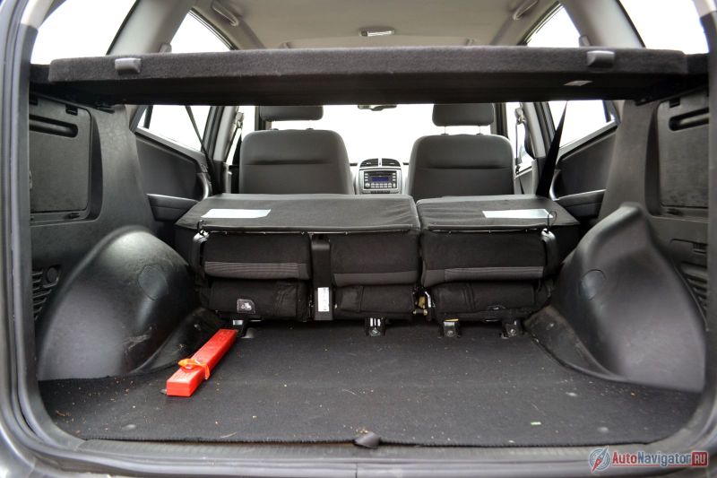 Сиденья складываются, но эта двухъярусность не дает возможности перевести что-нибудь большое, вроде небольшого холодильника для дачи. К тому же в багажнике нет никаких прибамбасов для крепления груза (крючков, петелек)