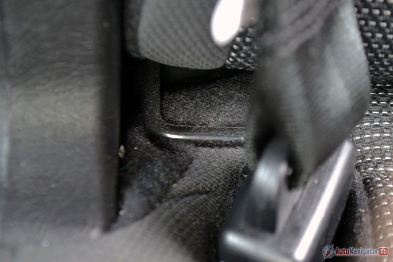 Это петля для крепления детских сидений с системой Isofix. А теперь обратите внимание на то, что она перекрывается ремнем безопасности. Исхитриться и установить кресло можно, но такими мелочами и степенью продуманности и отличаются китайские автомобили от европейских