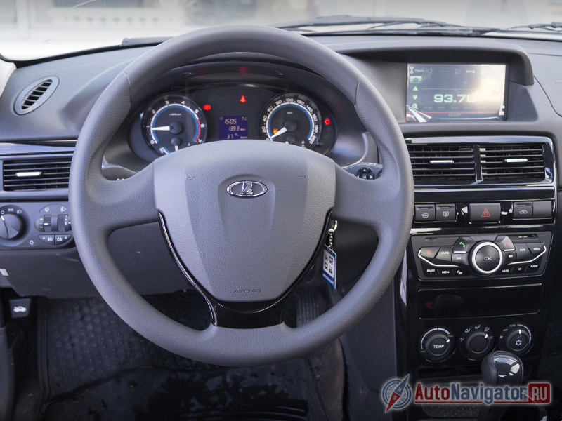 Рабочее место водителя вполне удобно. Эх, если бы еще руль помягче, да и сдвинуть бы его чуть левее