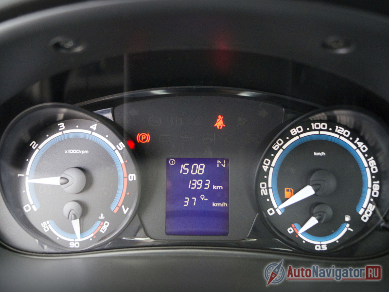 Панель приборов оформлена довольно необычно. Правда толстые стрелки и отсутствие четких рисок не лучшим образом сказываются на т.н. «читаемости»