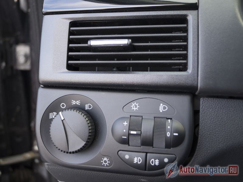 Блок управления световыми приборами оформлен добротно и аккуратно. Эх, если бы еще детали панели подогнали, как следует