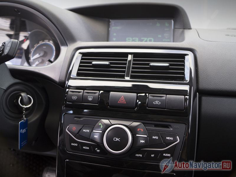 Что удивительно, на центральной консоли огрехов сборки обнаружить не удалось