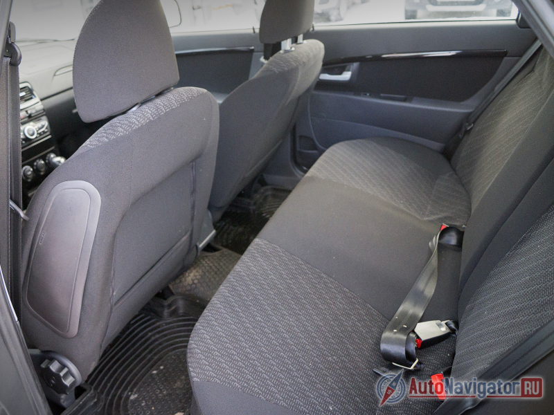 Для ног задних пассажиров места откровенно мало. Благо, остальными частями тела толкаться не придется