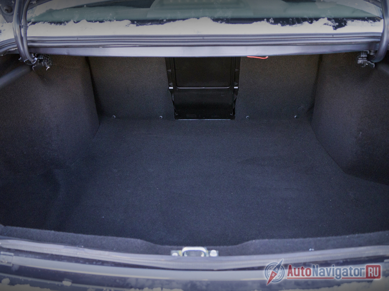 В багажник «Приоры» влезет много всего, но класть туда что-то тяжелое неудобно из-за большой погрузочной высоты